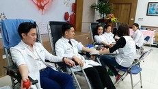 Các y, bác sĩ Bệnh viện Mắt Hà Nội 2 tham gia hiến máu sáng nay, 27/2