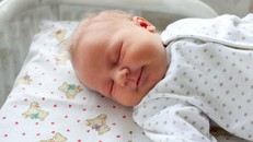 Càng được ôm nhiều, bé càng thông minh. Ảnh minh họa: Shutterstock