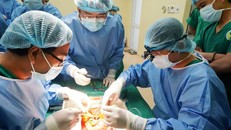 Ê-kíp bác sĩ phẫu thuật ghép thận của người mẹ cho con trai
