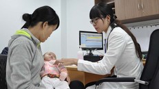 Khám bệnh cho trẻ tại Bệnh viện Nhi đồng TP.HCM (Ảnh: Duy Tính)