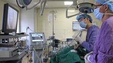 Các bác sĩ tiến hành phẫu thuật lấy khối u