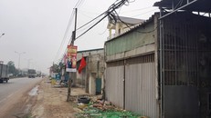 Cùng vi phạm, nhưng có ki ốt bị yêu cầu tháo dỡ, ki ốt khác thì không? (Ảnh: Quang Đại)