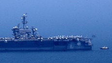 Tàu sân bay USS Carl Vinson cách bờ biển Việt Nam khoảng 5 km sáng 5/3. Ảnh: Hải An
