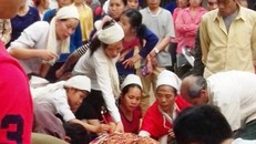 Người thân làm lễ mai táng cho chị Khuyên