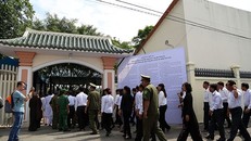 Dòng người xếp hàng dài chờ vào viếng bác Sáu Khải