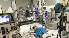 Em bé đang được điều trị tích cực tại Bệnh viện Nhi đồng TP.HCM. Ảnh: BSCC