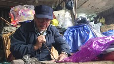 Chú Tí đã gắn bó với nghề vá áo mưa hơn 40 năm qua