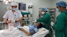 Một nạn nhân được nội soi hô hấp tại phòng cấp cứu Bệnh viện Chợ Rẫy. Ảnh: Lê Phương.