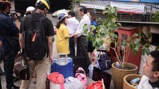 Cư dân với đồ đạc để đi nơi khác sống tạm thời sau vụ hỏa hoạn