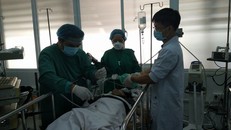 Sức khỏe nạn nhân Lê Nguyễn Trọng Nhân tiến triển khá tốt. Trong ảnh: nạn nhân lúc mới nhập viện