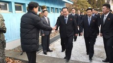 Phái đoàn Triều Tiên bước qua biên giới đến Hàn Quốc đàm phán hồi tháng 1/2018. (Ảnh: EPA)