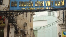 Đường La Thành "rợp" dây điện, tụ điện, cột điện ngổn ngang trên đầu và dưới chân người đi đường