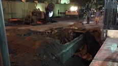 Chiếc máy xúc bị cuốn xuống "hố tử thần" khi đến ứng cứu. Ảnh: Minh Cương