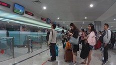 Làm thủ tục xuất nhập cảnh