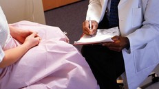 Dù là tiểu phẫu nhưng vá màng trinh cũng tiềm ẩn những tai biến như các can thiệp y khoa khác (Ảnh minh họa)