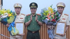 Thiếu tướng Đoàn Duy Khương, Giám đốc Công an Thành phố trao Quyết định bổ nhiệm chức vụ cho Đại tá Nguyễn Văn Viện (trái) và Đại tá Nguyễn Thanh Tùng (phải)