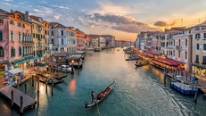 Venice (Italy) - thành phố trên những hòn đảo nổi này là điểm đến tuyệt diệu và đầy lãng mạn, phù hợp cho những cặp đôi. (Ảnh: TripSavvy)