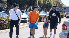 Cô nhóc Harper liên tục làm nũng bố Becks khi đi dạo