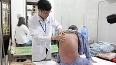 ác BS khẳng định, không thể chữa khỏi hẳn bệnh vẩy nến như quảng cáo tràn lan trên mạng. Ảnh: BS khám cho bệnh nhân bị vảy nến tại BV Da liễu TƯ