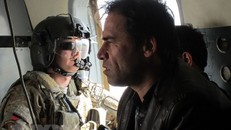 Cố nhà báo của hãng AFP Shah Marai trong một lần tác nghiệp cùng các thành viên Lực lượng hỗ trợ an ninh quốc tế tại Afghanistan năm 2013. (Nguồn: AFP/TTXVN)