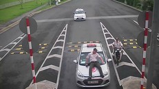 Nhân viên hàng không bị lái xe taxi đâm bật lên nắp capo xe vào bỏ chạy