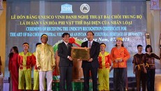 Lãnh đạo tỉnh Quảng Nam trao bằng công nhận cho đại diện sở VHTT&DL Quảng Nam