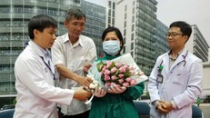 Các bác sĩ chúc mừng chị Hương ngày xuất viện sau phẫu thuật ghép tim