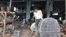 Anh Lai kiểm tra các công đoạn tạo ra máy ép vỏ trấu