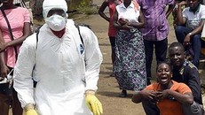 Nhân viên y tế Sierra Leone kiểm tra một ngôi làng có người nhiễm Ebola (Ảnh minh họa: AFP)