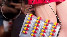 Chiếc túi xách 25 triệu nhìn như vỉ thuốc con nhộng