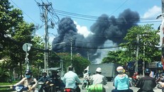 Đám cháy lớn xuất phát từ xưởng sản xuất ở cơ sở cắt, làm mút xốp trên địa bàn quận 12. Ảnh H. Tâm.