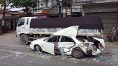 Xe 80B bị container chèn nát ở Hải Phòng