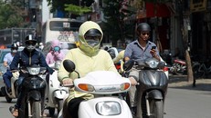 Muôn vẻ 'trốn nóng' của người dân Hà Nội những ngày nắng gắt