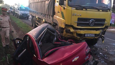 Đắk Lắk: Ô tô con 'dính' chặt xe tải, 4 người thương vong