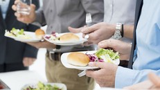 Đứng ăn có thể trông không lịch sự nhưng lại rất tốt cho sức khoẻ