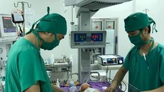 Bệnh nhi hiện vẫn đang được chăm sóc đặc biệt tại bệnh viện.