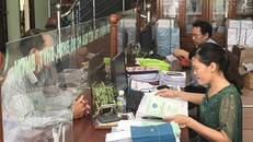 Cơ quan BHXH huyện Tây Sơn (Bình Định) giải quyết chế độ, chính sách cho người tham gia BHXH.