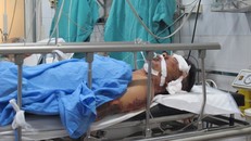 Tài xế xe ben hiện nguy kịch, điều trị tại khoa Cấp cứu. Ảnh: N.Phương.