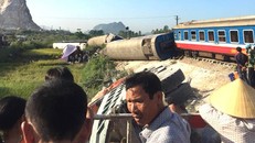 Vụ lật tàu nghiêm trọng ở Thanh Hóa khiến 2 người chết và nhiều người bị thương.