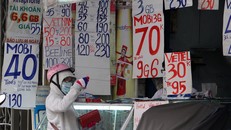 Việc chuyển đổi SIM 11 số thành 10 số sẽ chính thức bắt đầu từ ngày 1-9-2018. Ảnh: Hoàng Triều.