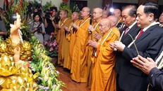Phó Thủ tướng Trương Hoà Bình, các hòa thượng, Thượng tọa và các đại biểu dâng hương kính mừng Đại Lễ Phật đản. (Ảnh: Nguyễn Dân/TTXVN)