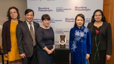 Bộ trưởng Y tế Nguyễn Thị Kim Tiến vinh dự nhận giải thưởng tại Hội nghị