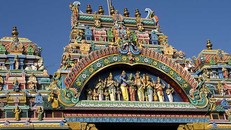 Ngôi đền cầu vồng nổi tiếng với hàng ngàn bức tượng đủ hình thù kì dị