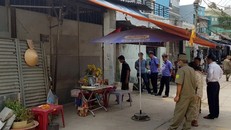 Bàn thờ nhỏ được lập trước căn nhà xảy ra vụ thảm sát. Ảnh: Lê Trai.