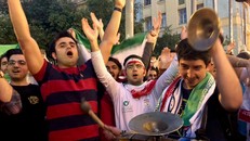 Nhóm cổ động viên Iran ăn mừng tại phố cổ Nikolskaya sau khi chủ nhà thắng trận đầu tiên tại World Cup 2018. Ảnh: Ngân Giang