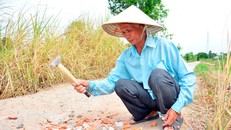 Hơn chục năm nay ông Toàn vẫn lặng lẽ vá những đoạn đường hư hỏng. (Ảnh: NQ).