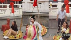 Các nữ du khách kiểm tra cân nặng bằng một chiếc cân khổng lồ. 