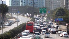 Do lưu lượng giao thông qua nút giao Pháp Vân-Cầu Giẽ rất lớn, nên thường xảy ra ùn tắc giao thông. Ảnh: Báo Tin tức