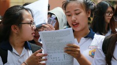 Thí sinh TP HCM thảo luận sau khi kết thúc môn thi cuối cùng trong tổ hợp Khoa học tự nhiên. Ảnh: Trần Quỳnh