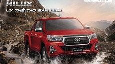 Cả 2 phiên bản Hilux 2018 đều được trang bị lưới tản nhiệt sơn đen bóng MLM thay cho mạ chrome.